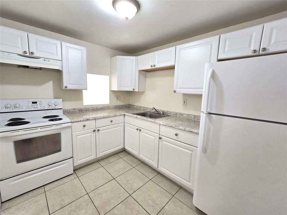 For Sale: $160,000 (1 beds, 1 baths, 695 Square Feet)