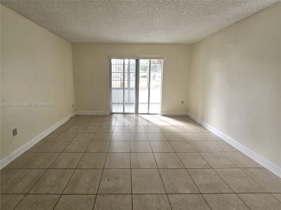 For Sale: $160,000 (1 beds, 1 baths, 695 Square Feet)