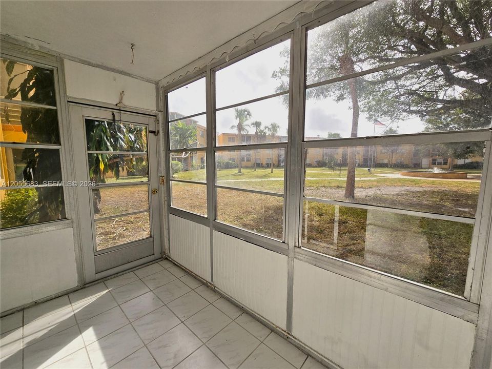 For Sale: $160,000 (1 beds, 1 baths, 695 Square Feet)