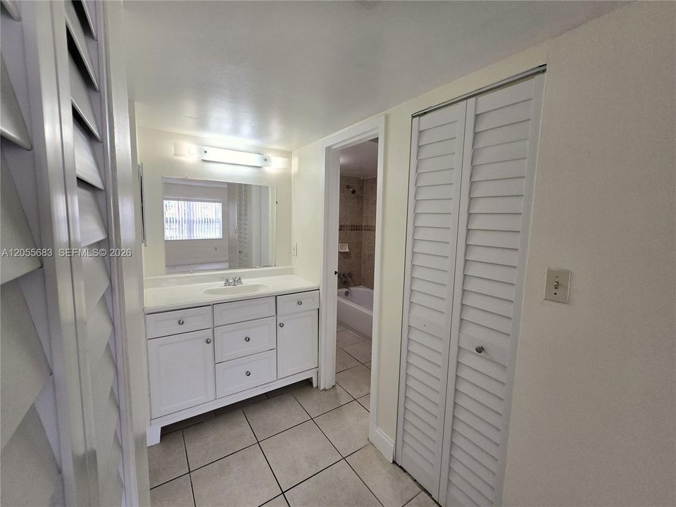 For Sale: $160,000 (1 beds, 1 baths, 695 Square Feet)