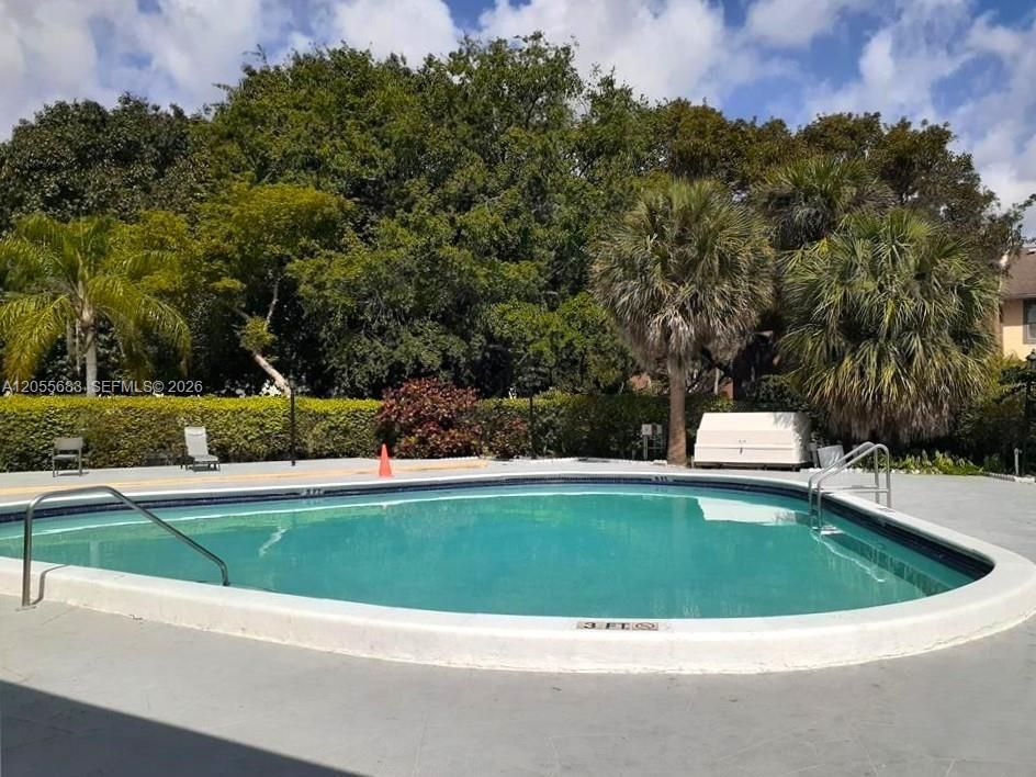For Sale: $160,000 (1 beds, 1 baths, 695 Square Feet)