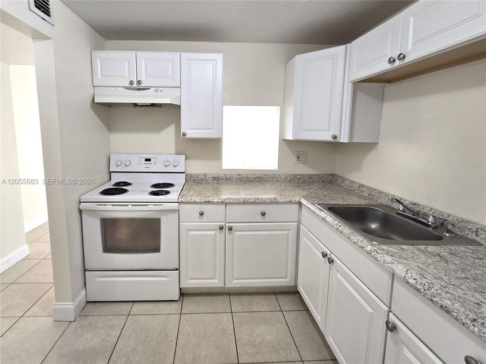 For Sale: $160,000 (1 beds, 1 baths, 695 Square Feet)