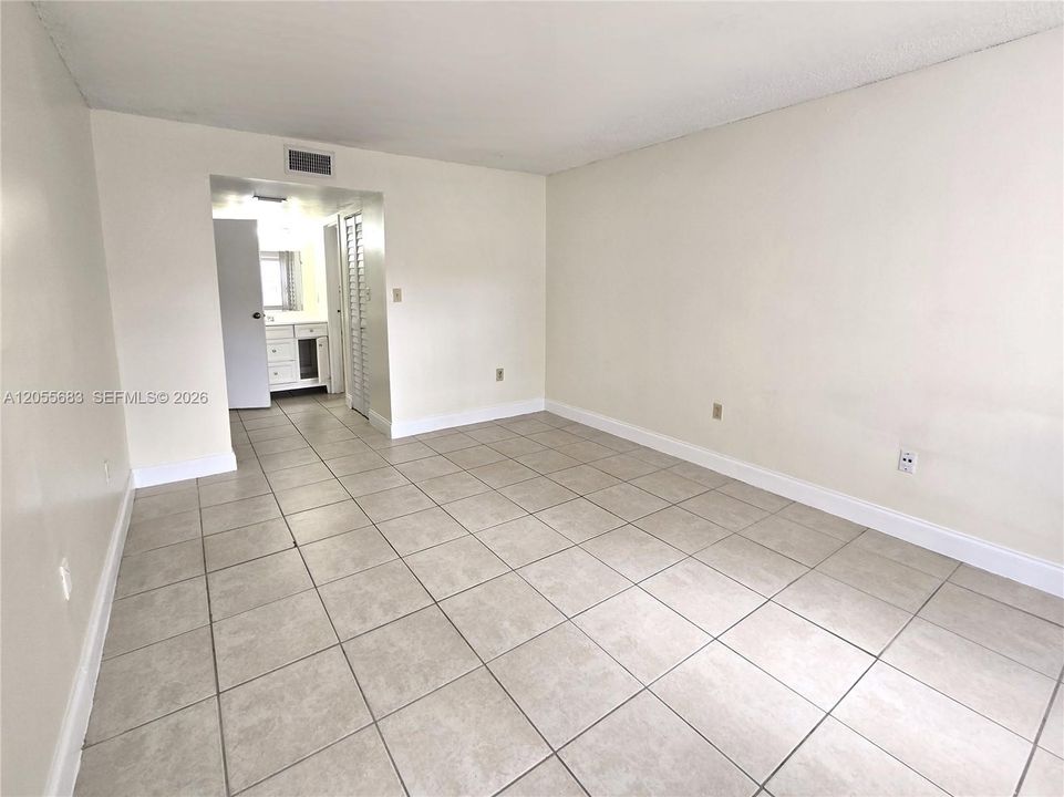 For Sale: $160,000 (1 beds, 1 baths, 695 Square Feet)