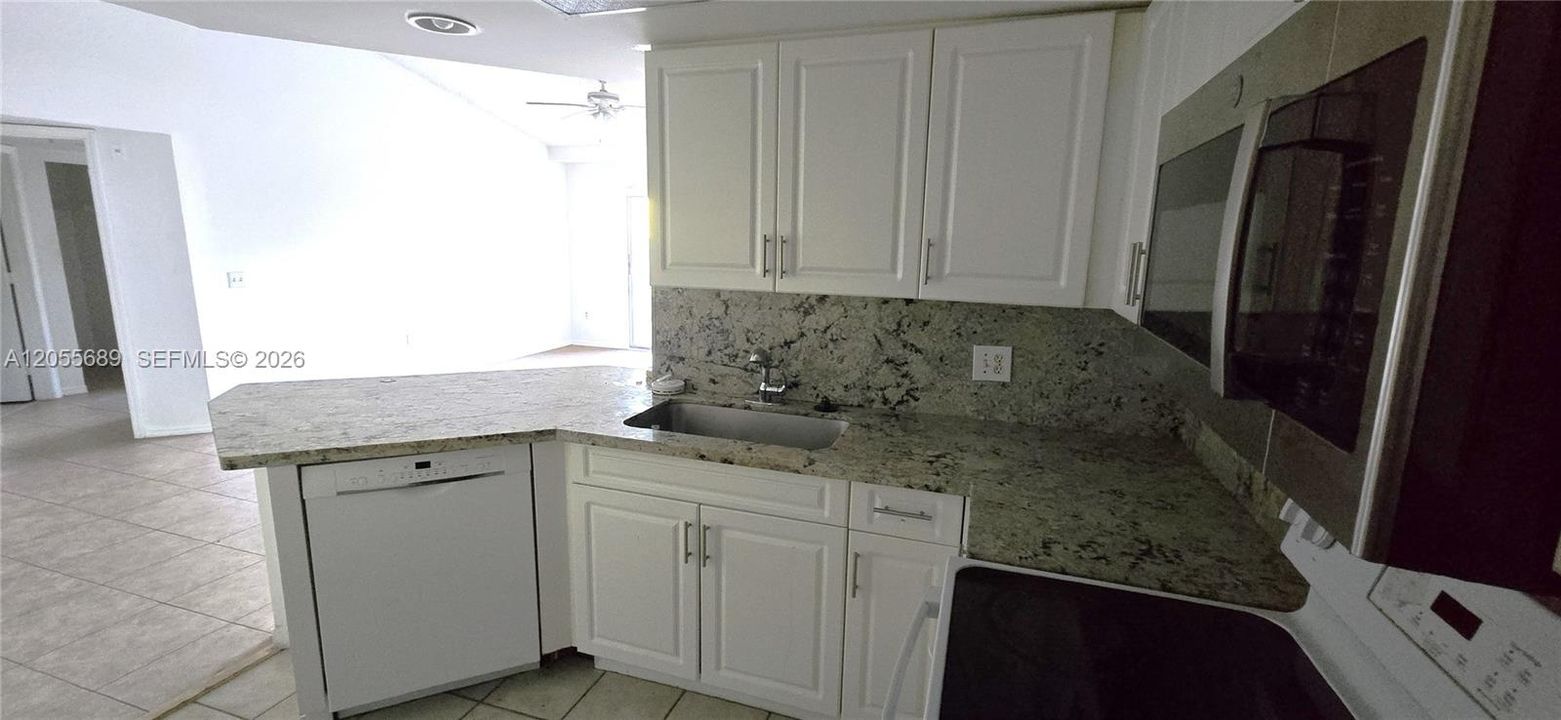 На продажу: $197,900 (2 спален, 2 ванн, 1026 Квадратных фут)