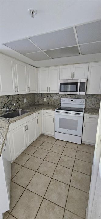 На продажу: $197,900 (2 спален, 2 ванн, 1026 Квадратных фут)