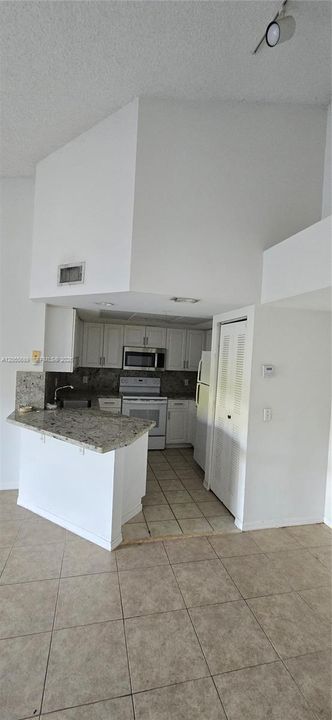 На продажу: $197,900 (2 спален, 2 ванн, 1026 Квадратных фут)