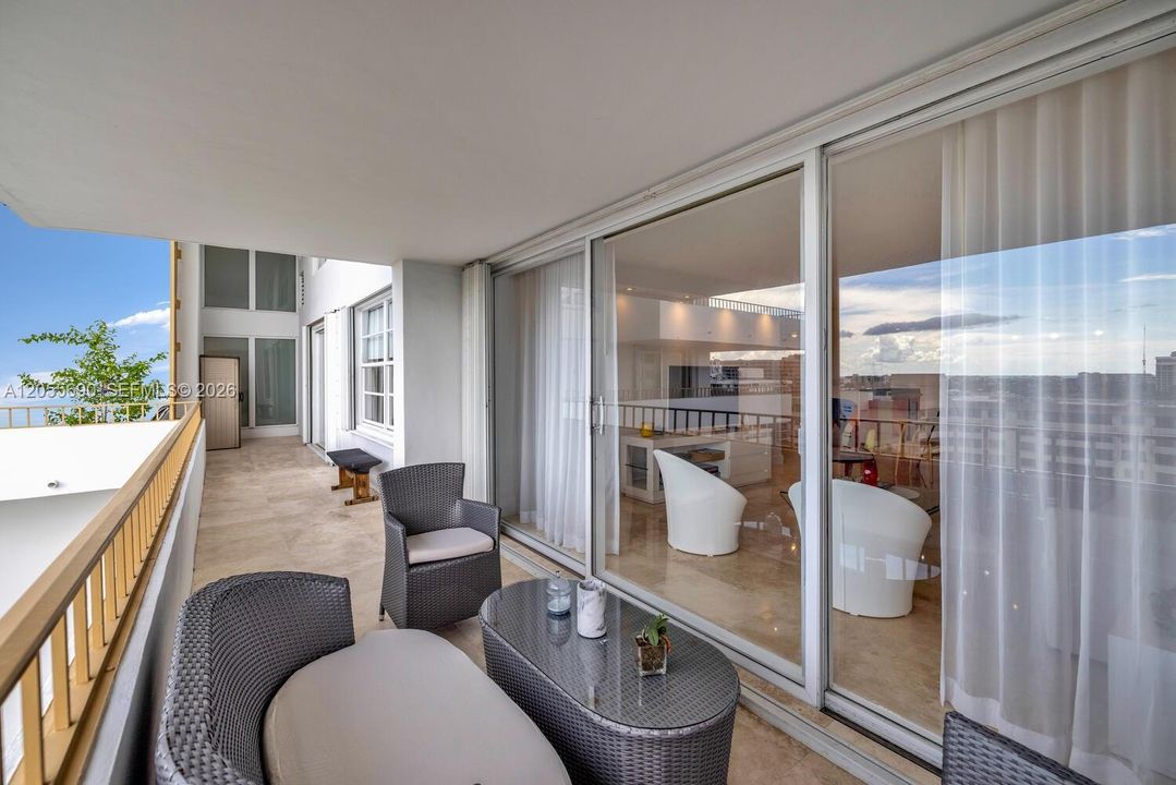 В аренду: $5,900 (2 спален, 2 ванн, 1260 Квадратных фут)