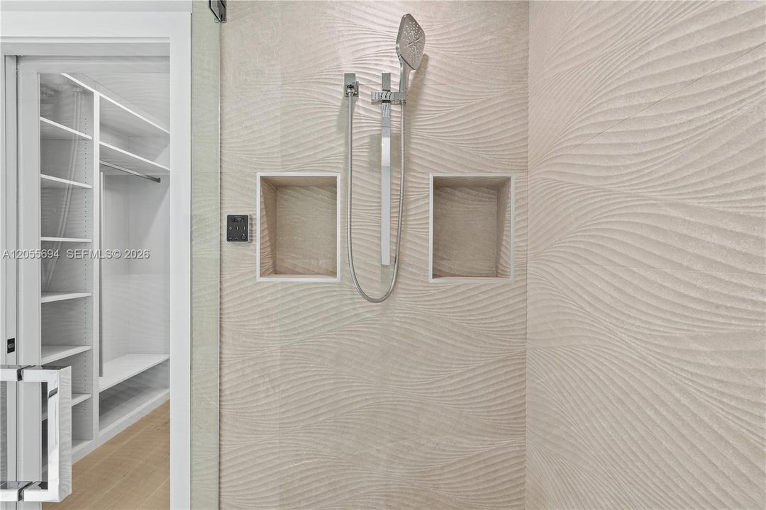 En Venta: $2,499,000 (3 camas, 2 baños, 3297 Pies cuadrados)