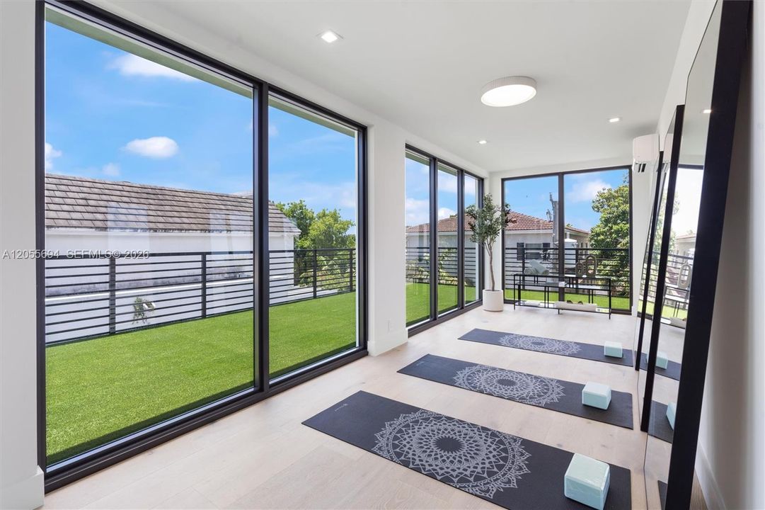 En Venta: $2,499,000 (3 camas, 2 baños, 3297 Pies cuadrados)