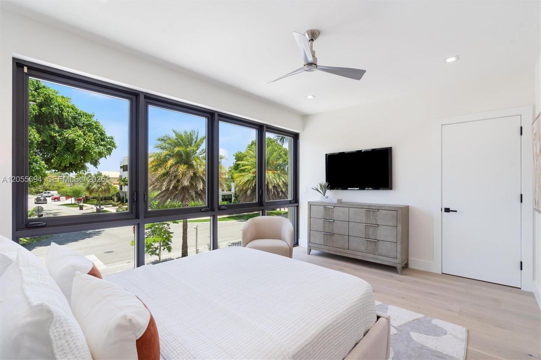 En Venta: $2,499,000 (3 camas, 2 baños, 3297 Pies cuadrados)