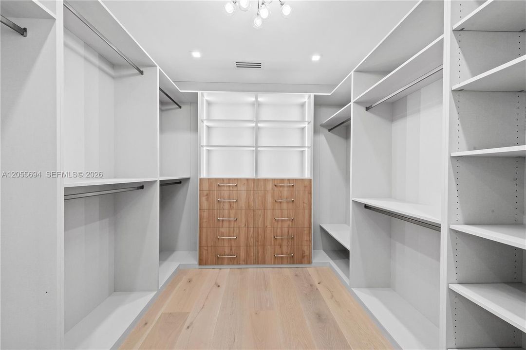 En Venta: $2,499,000 (3 camas, 2 baños, 3297 Pies cuadrados)