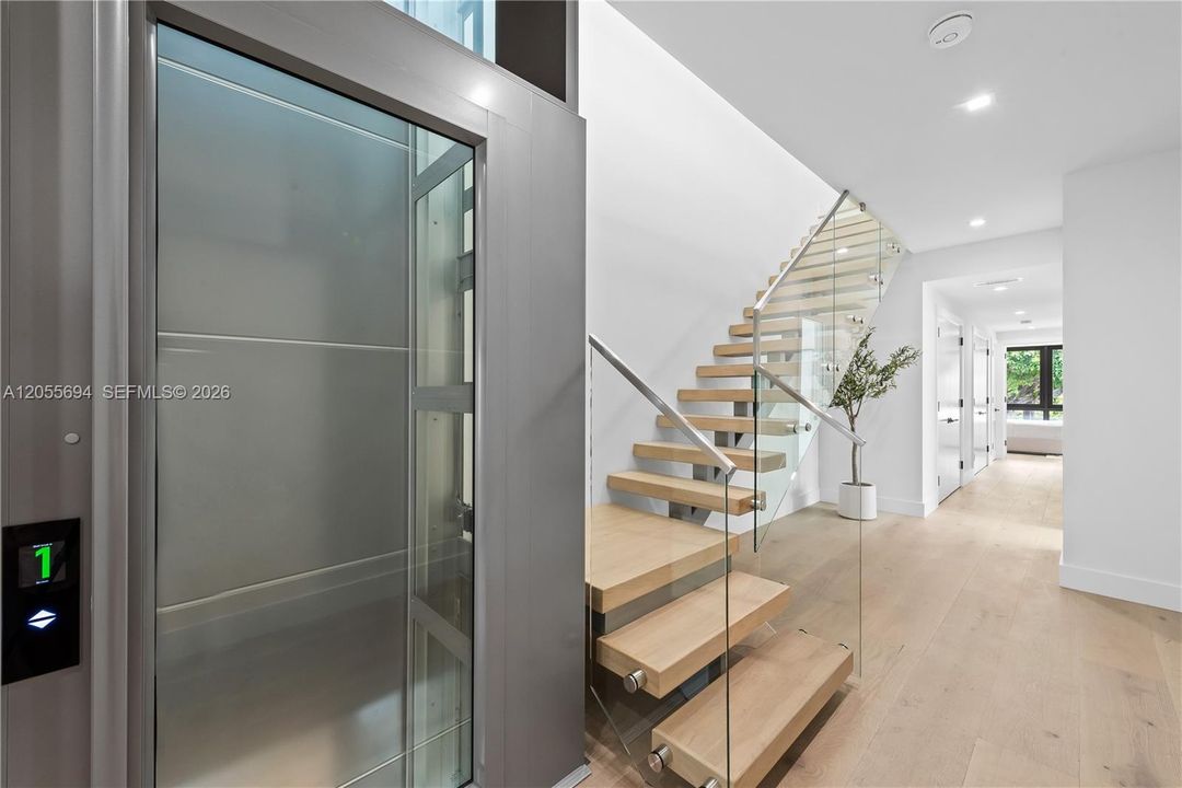 En Venta: $2,499,000 (3 camas, 2 baños, 3297 Pies cuadrados)