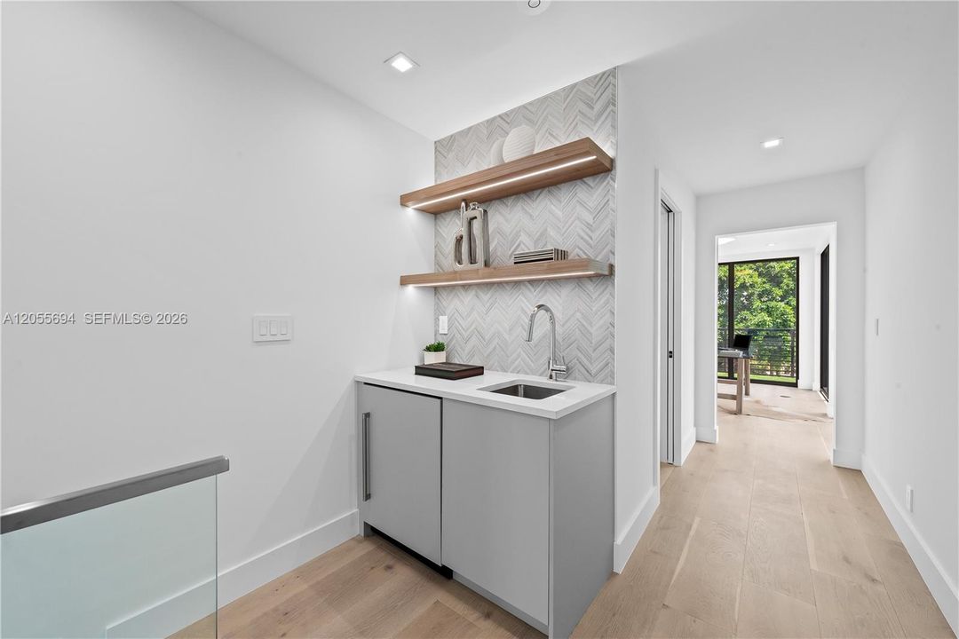 En Venta: $2,499,000 (3 camas, 2 baños, 3297 Pies cuadrados)