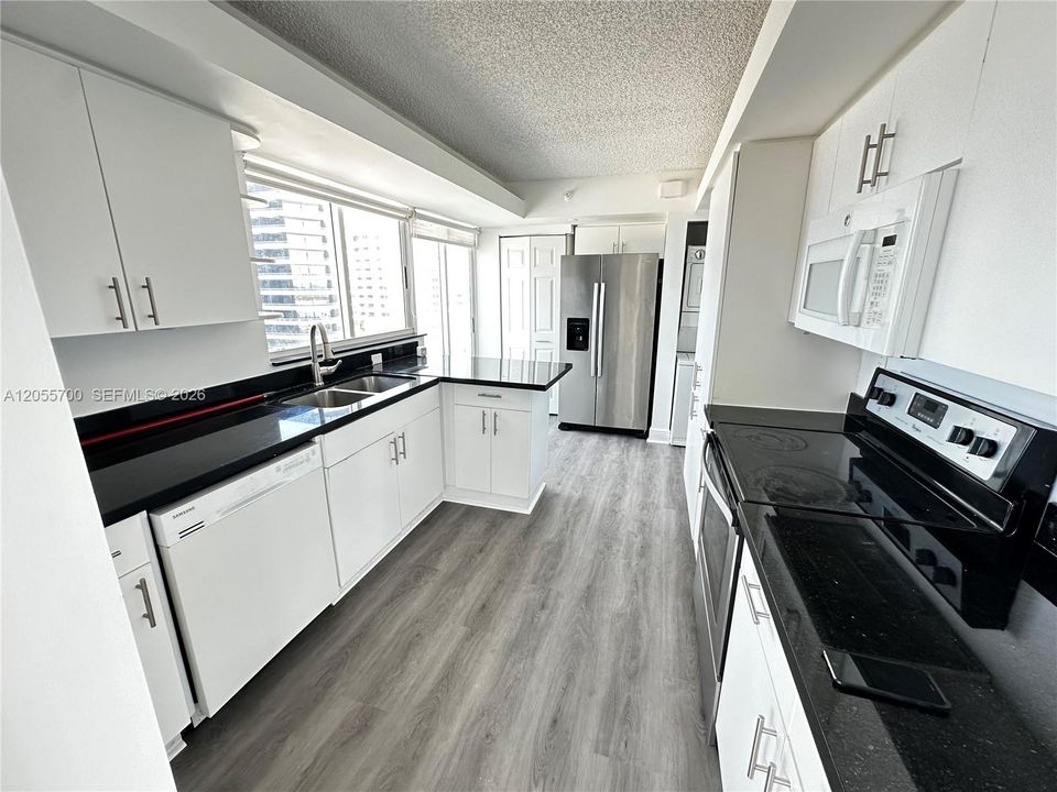 В аренду: $4,500 (2 спален, 2 ванн, 1200 Квадратных фут)