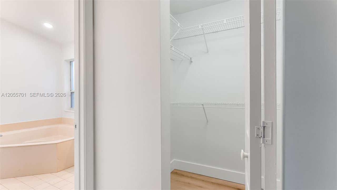 В аренду: $5,600 (4 спален, 2 ванн, 2035 Квадратных фут)