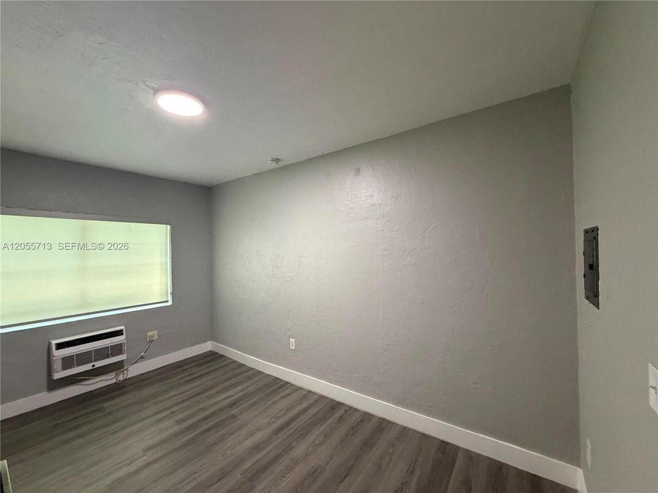 В аренду: $1,350 (0 спален, 1 ванн, 210 Квадратных фут)