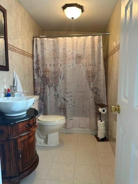 For Sale: $849,000 (5 beds, 3 baths, 2749 Square Feet)