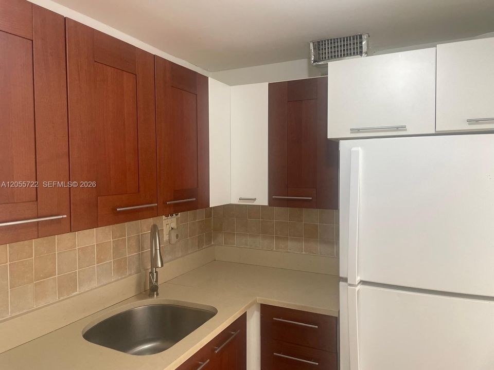 For Rent: $1,800 (2 beds, 2 baths, 830 Square Feet)