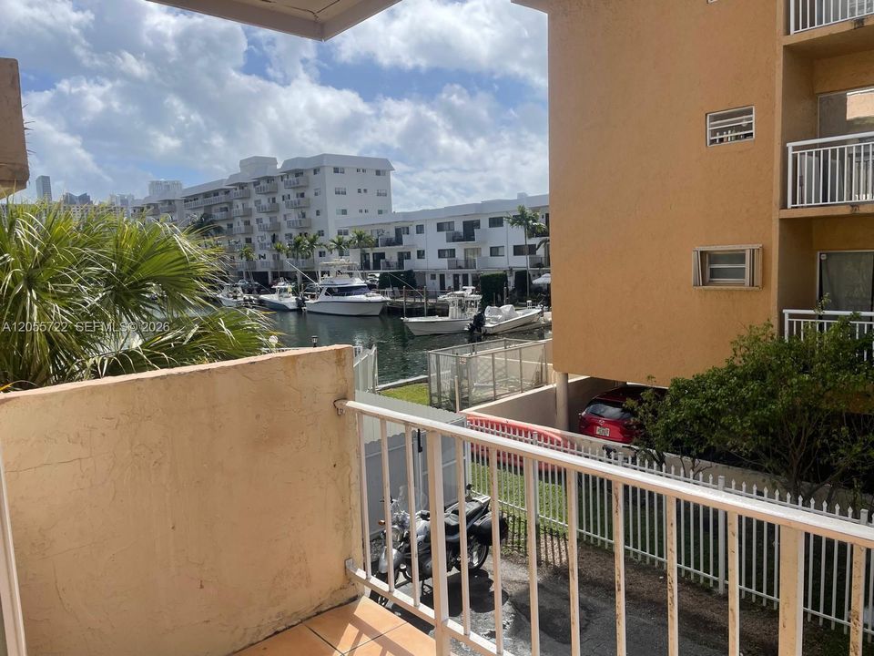 For Rent: $1,800 (2 beds, 2 baths, 830 Square Feet)