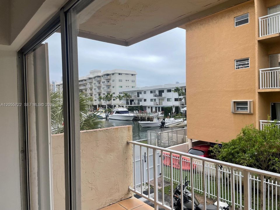For Rent: $1,800 (2 beds, 2 baths, 830 Square Feet)