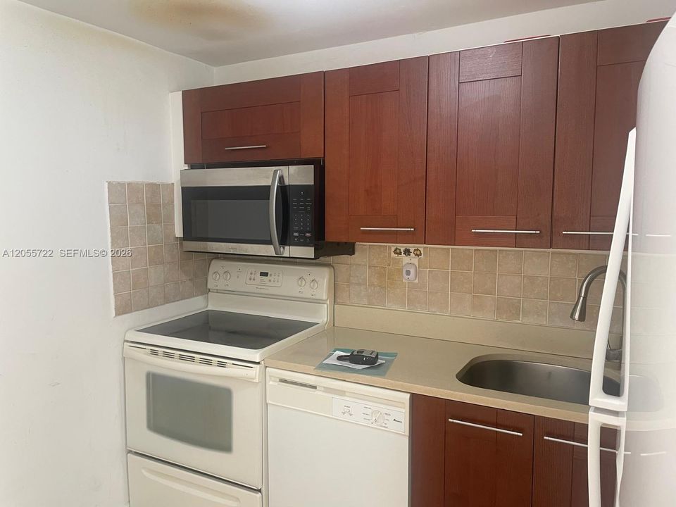 For Rent: $1,800 (2 beds, 2 baths, 830 Square Feet)