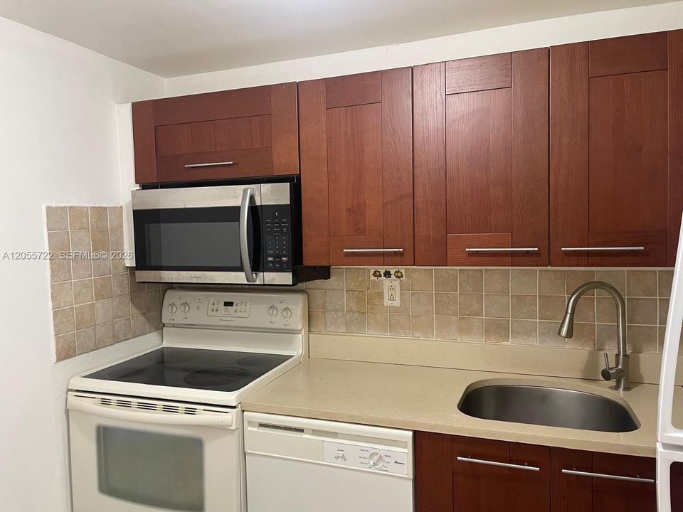 For Rent: $1,800 (2 beds, 2 baths, 830 Square Feet)