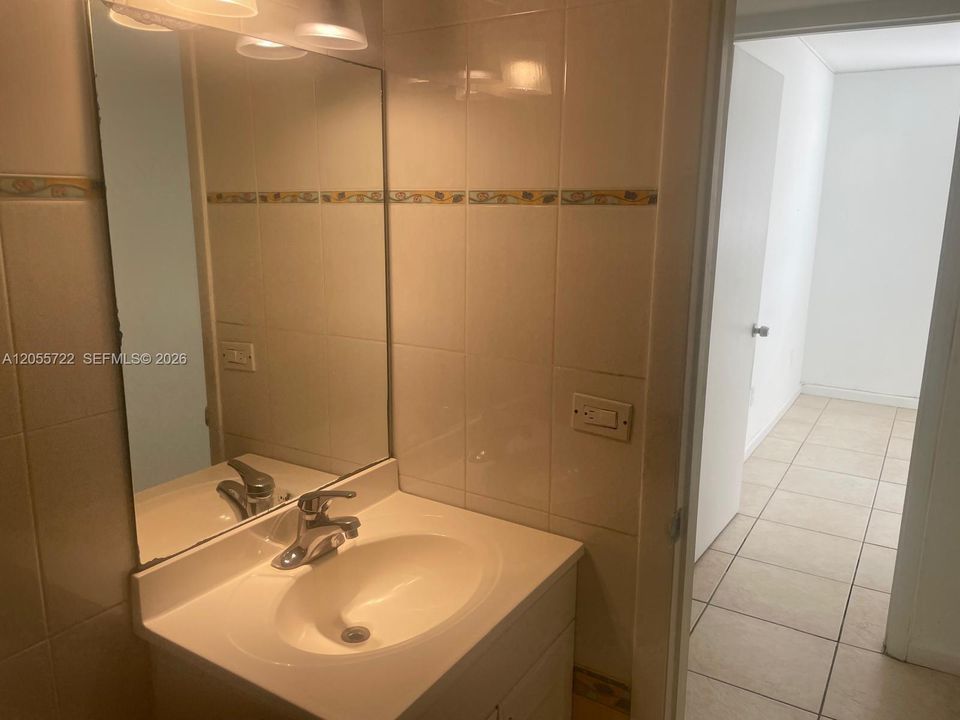 For Rent: $1,800 (2 beds, 2 baths, 830 Square Feet)