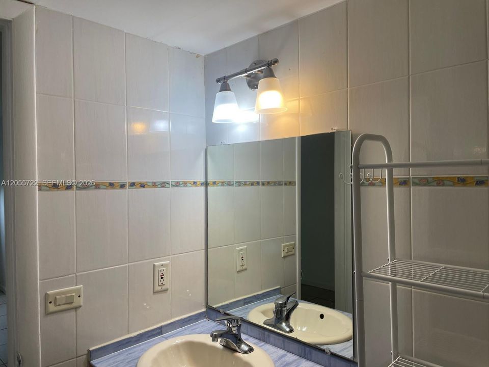 For Rent: $1,800 (2 beds, 2 baths, 830 Square Feet)