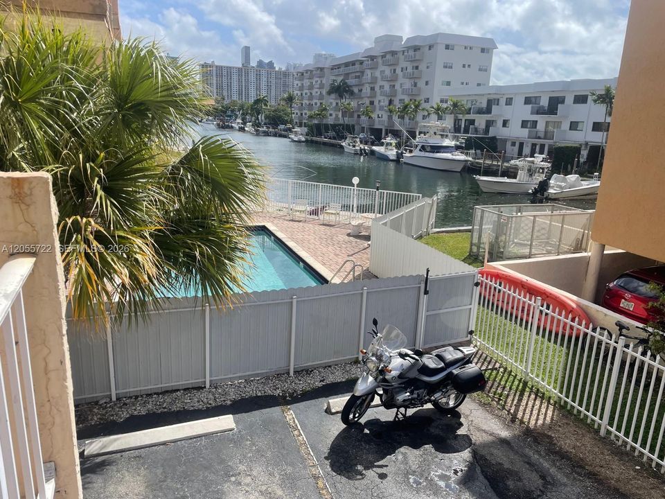 For Rent: $1,800 (2 beds, 2 baths, 830 Square Feet)