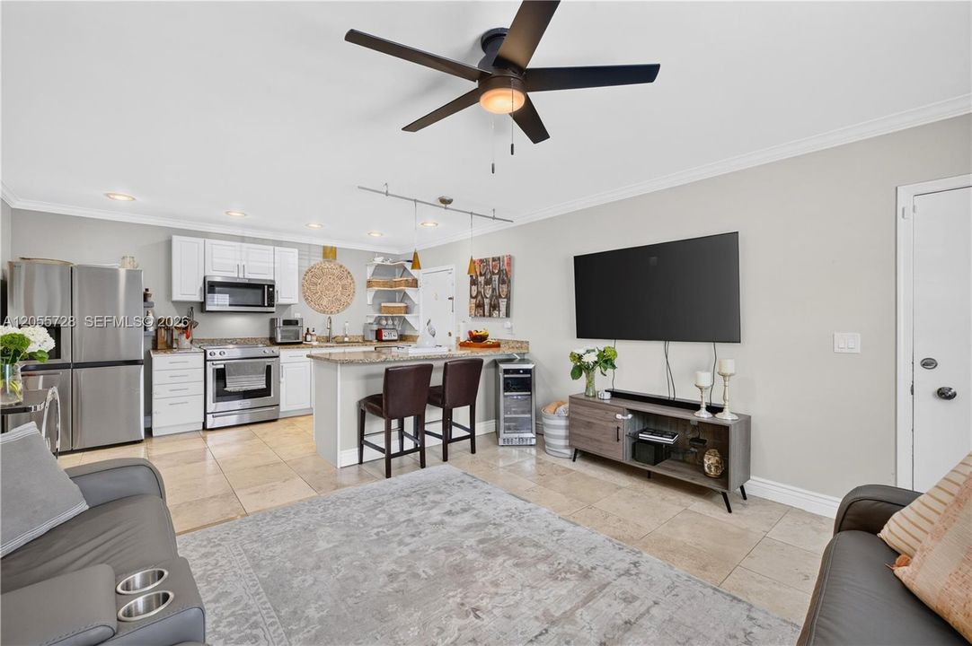 For Sale: $194,750 (2 beds, 2 baths, 875 Square Feet)