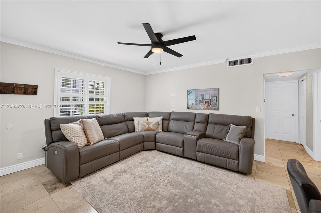 For Sale: $194,750 (2 beds, 2 baths, 875 Square Feet)