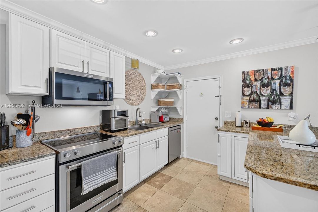 For Sale: $194,750 (2 beds, 2 baths, 875 Square Feet)