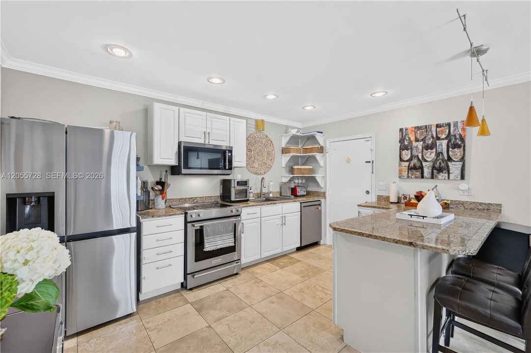 For Sale: $194,750 (2 beds, 2 baths, 875 Square Feet)