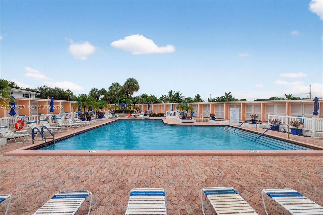 For Sale: $194,750 (2 beds, 2 baths, 875 Square Feet)