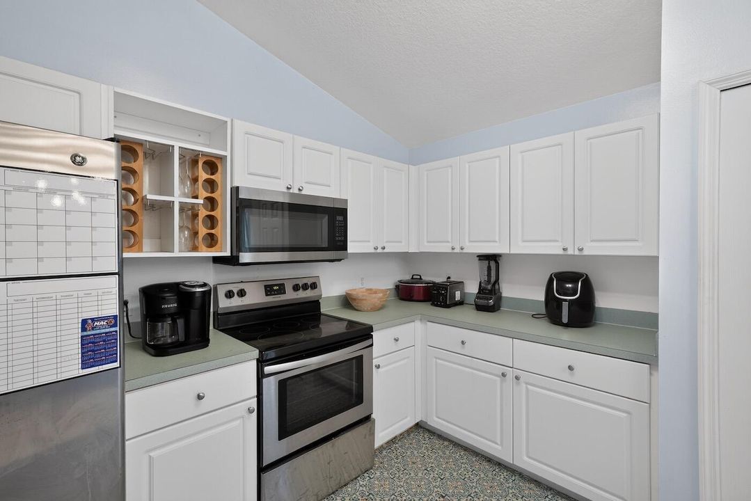 32_7816_100th_Ave-Kitchen-0822