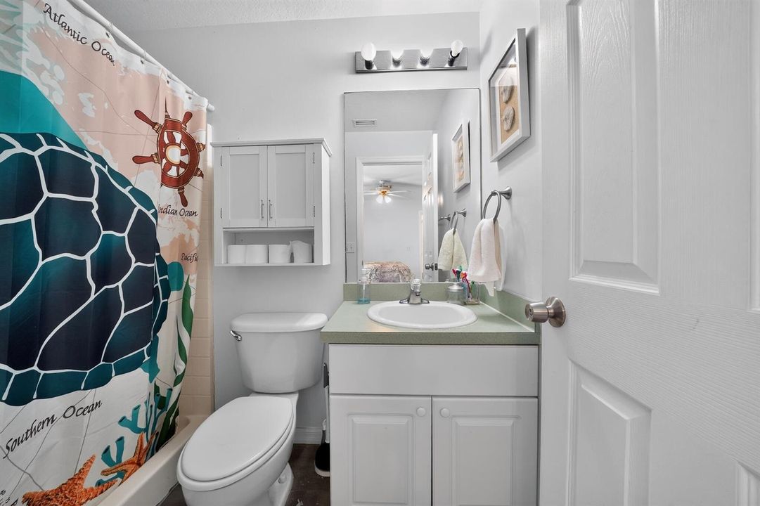 49_7816_100th_Ave-Bathroom-0873