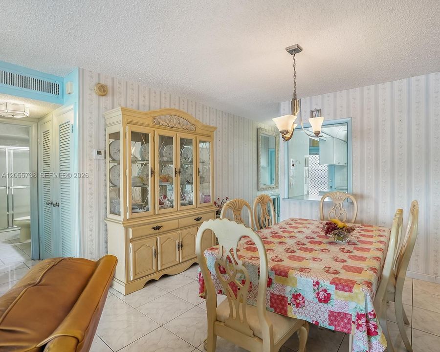 待售: $165,000 (1 贝兹, 1 浴室, 700 平方英尺)