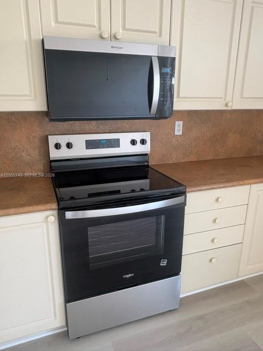 В аренду: $3,300 (3 спален, 3 ванн, 1460 Квадратных фут)