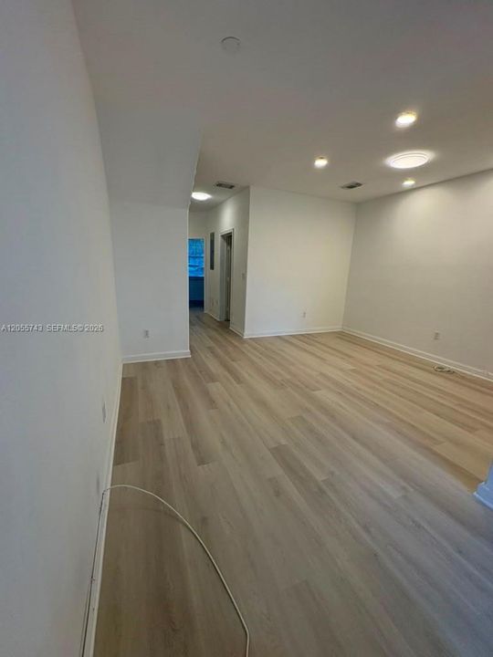 В аренду: $3,300 (3 спален, 3 ванн, 1460 Квадратных фут)