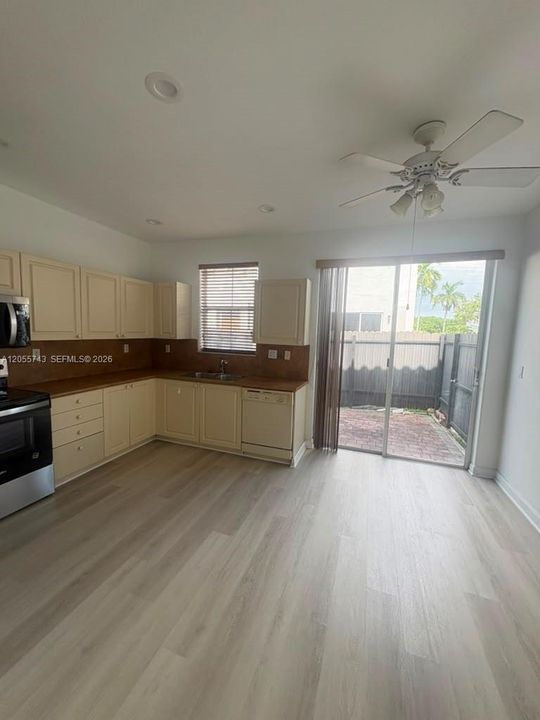 В аренду: $3,300 (3 спален, 3 ванн, 1460 Квадратных фут)