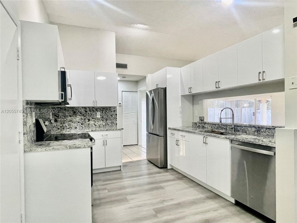 В аренду: $3,700 (3 спален, 2 ванн, 1385 Квадратных фут)