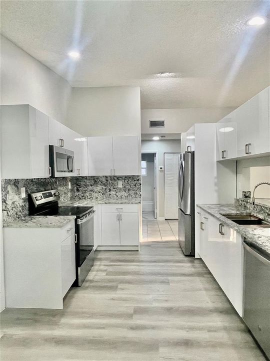 В аренду: $3,700 (3 спален, 2 ванн, 1385 Квадратных фут)