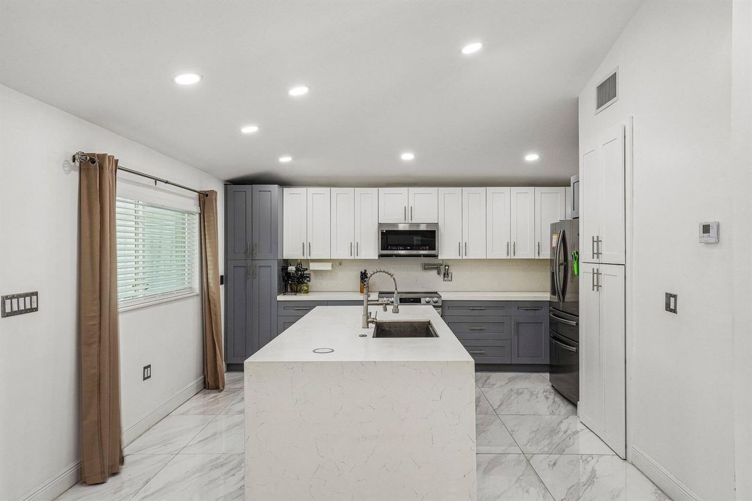 20-web-or-mls-N 22nd Ave-S2107-020