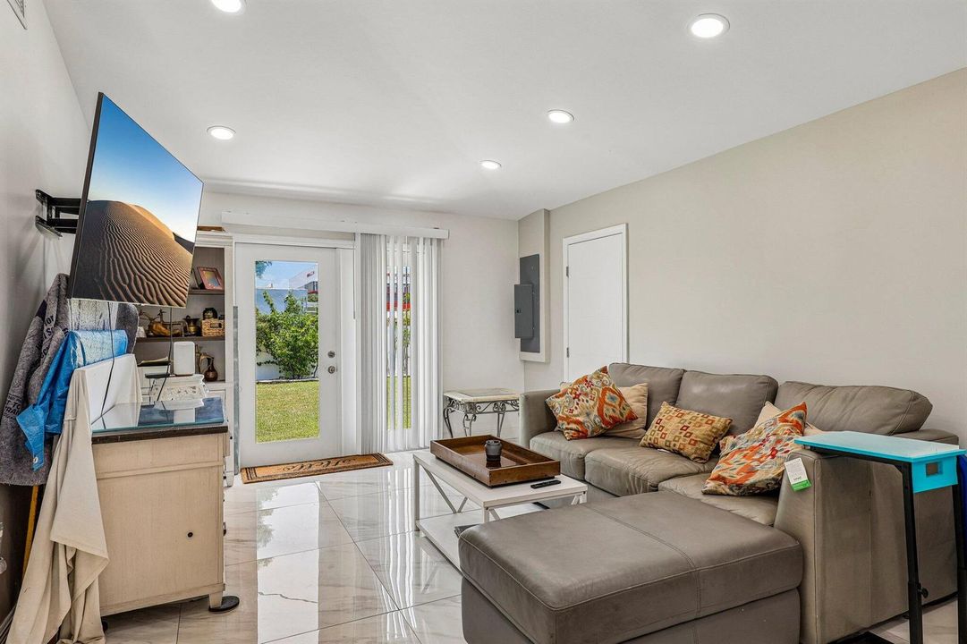 12-web-or-mls-N 22nd Ave-S2107-012