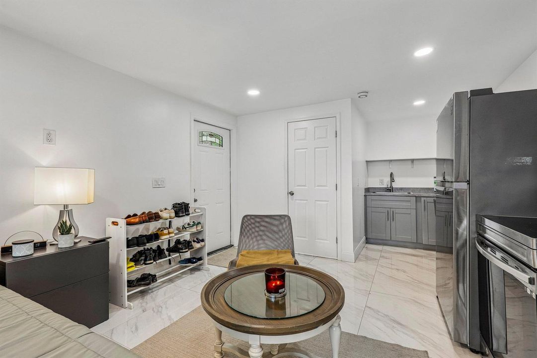 44-web-or-mls-N 22nd Ave-S2107-044