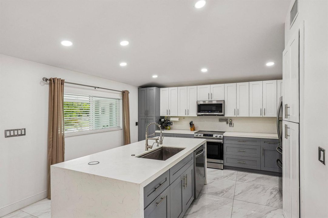 22-web-or-mls-N 22nd Ave-S2107-022