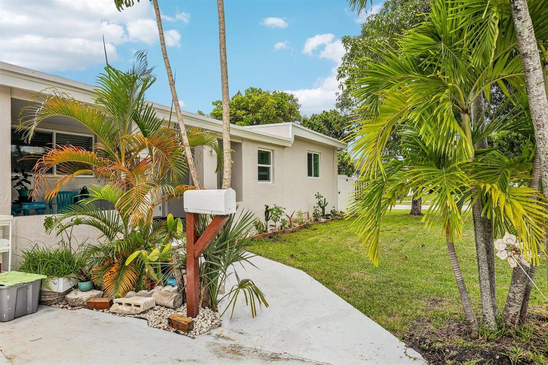 5-web-or-mls-N 22nd Ave-S2107-005