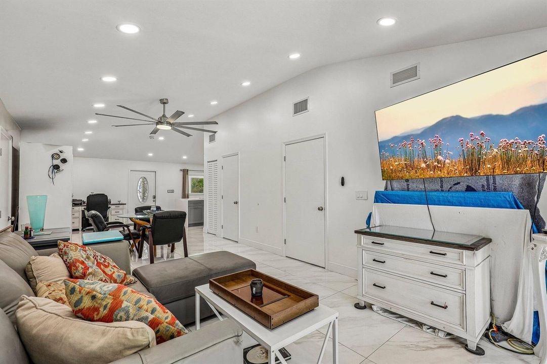 11-web-or-mls-N 22nd Ave-S2107-011