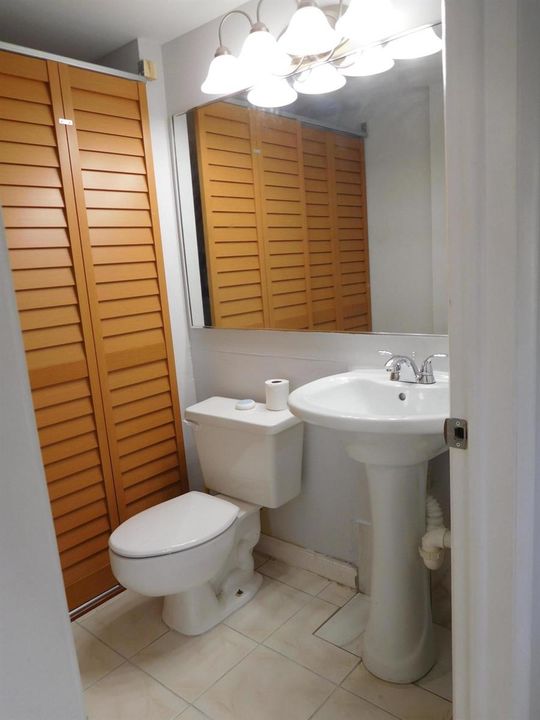 1/2 BATH/LAUNDRY