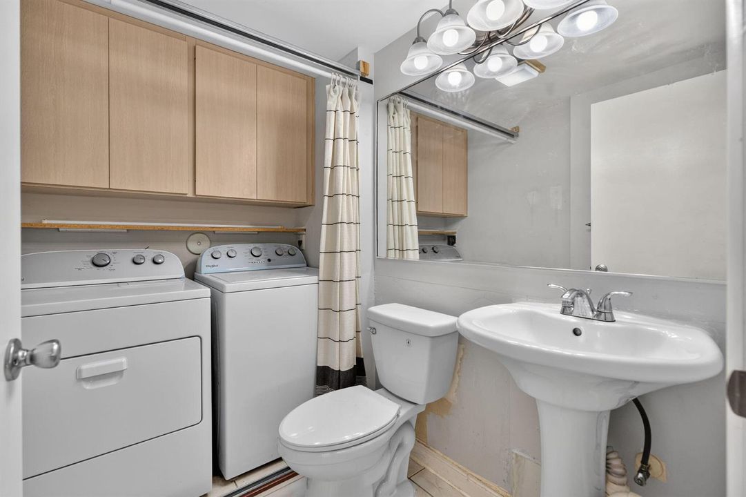1/2 BATH/LAUND